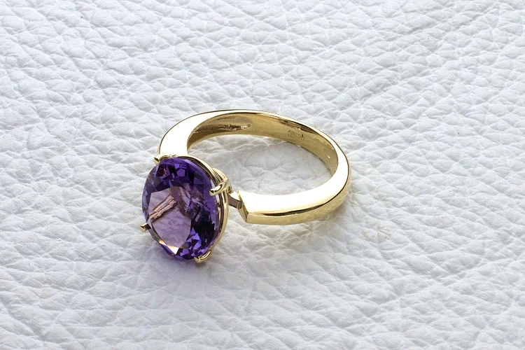 Кольцо из жёлтого золота с аметистом