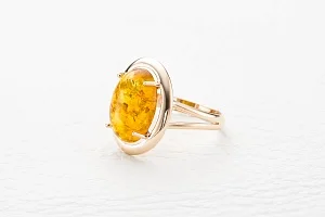 Кольцо из красного золота с янтарём