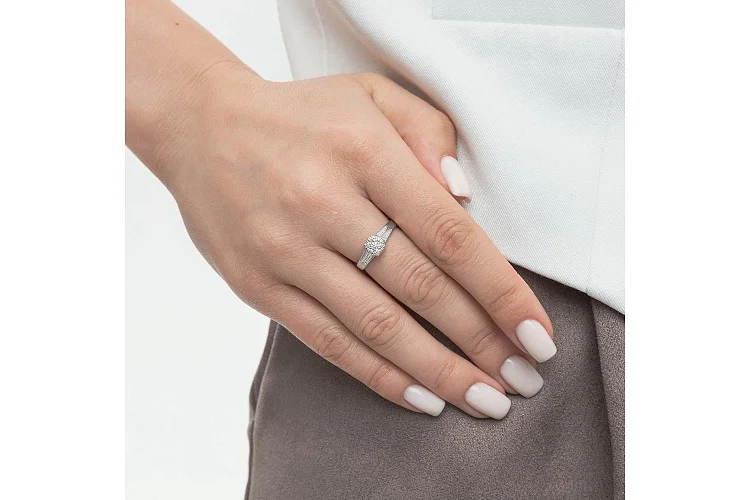 Кольцо из белого золота с 23 фианитами