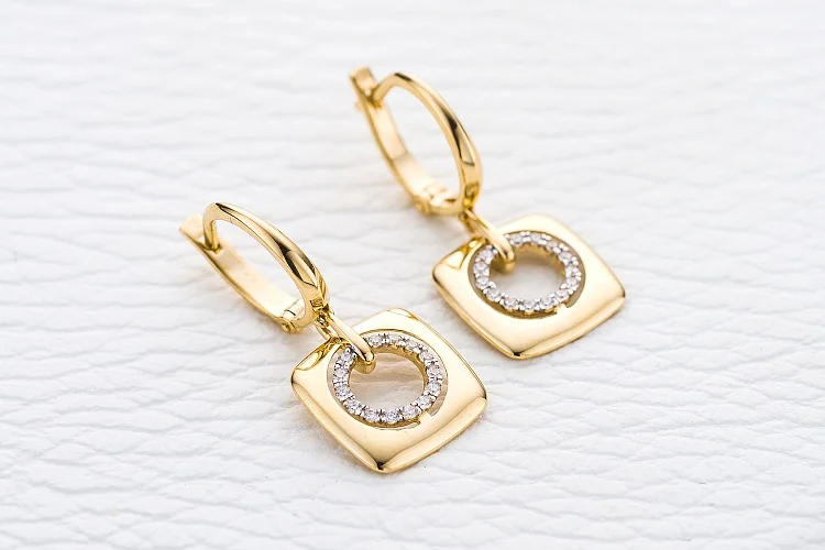 Серьги из жёлтого золота с 28 фианитами