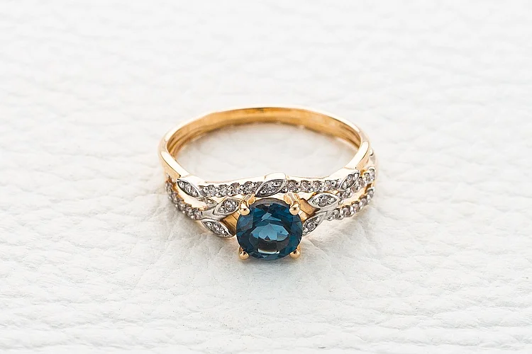 Кольцо из красного золота с топазом лондон и 35 фианитами