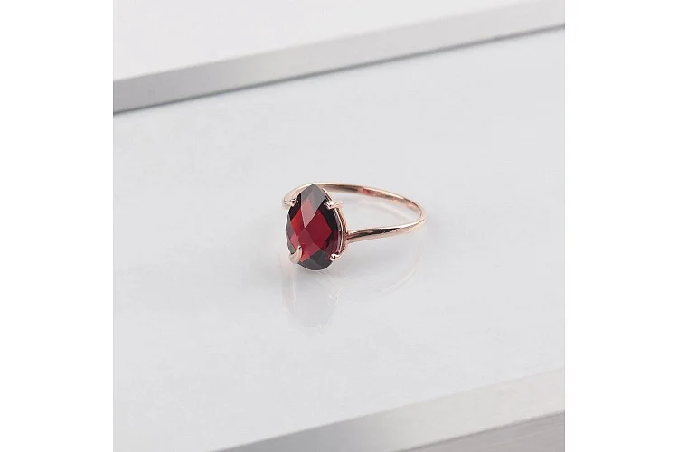 Кольцо из красного золота с гранатом