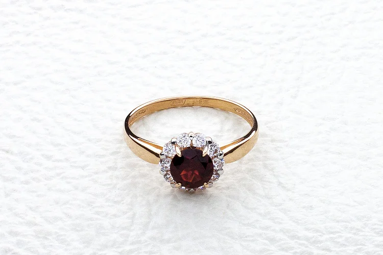 Кольцо из красного золота с гранатом и 10 фианитами