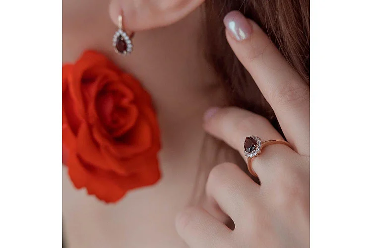 Серьги из красного золота с 2 гранатами и 28 фианитами