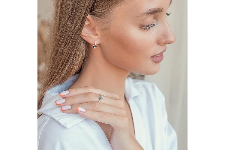 Кольцо из красного золота с топазом лондон и 12 фианитами