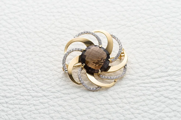 Брошь Цветок из жёлтого золота с раухтопазом и 55 фианитами