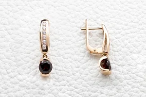 Серьги из красного золота с 2 гранатами и 12 фианитами