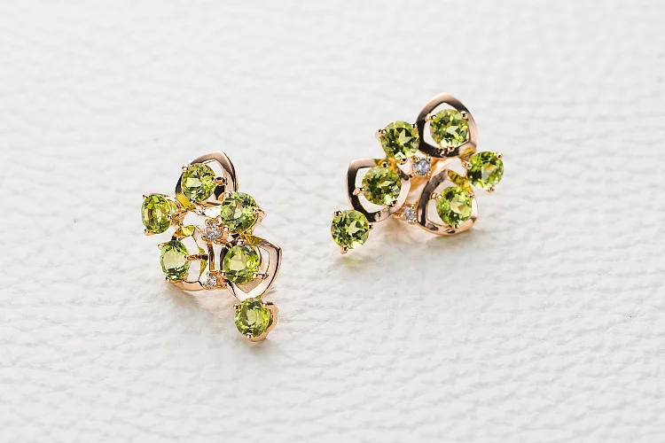 Серьги из красного золота с 12 хризолитами и 4 фианитами