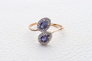 Кольцо из красного золота с 2 александритами и 32 фианитами