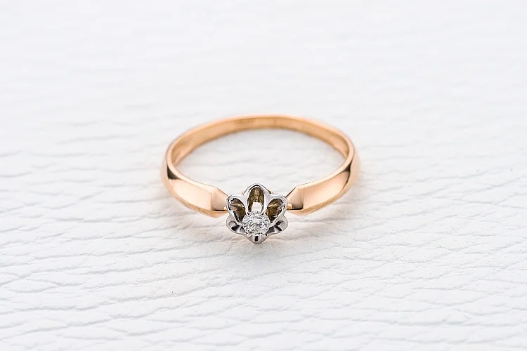 Кольцо Цветок из красного золота с бриллиантом