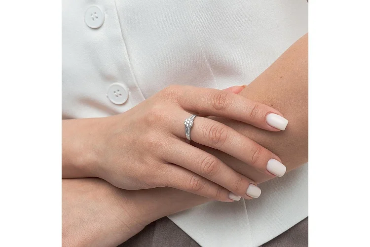 Кольцо из белого золота с 23 фианитами