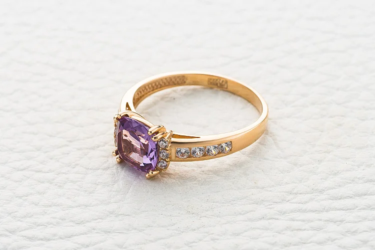 Кольцо из красного золота с аметистом и 14 фианитами