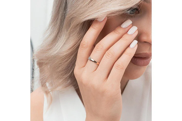 Кольцо из красного золота с бриллиантом