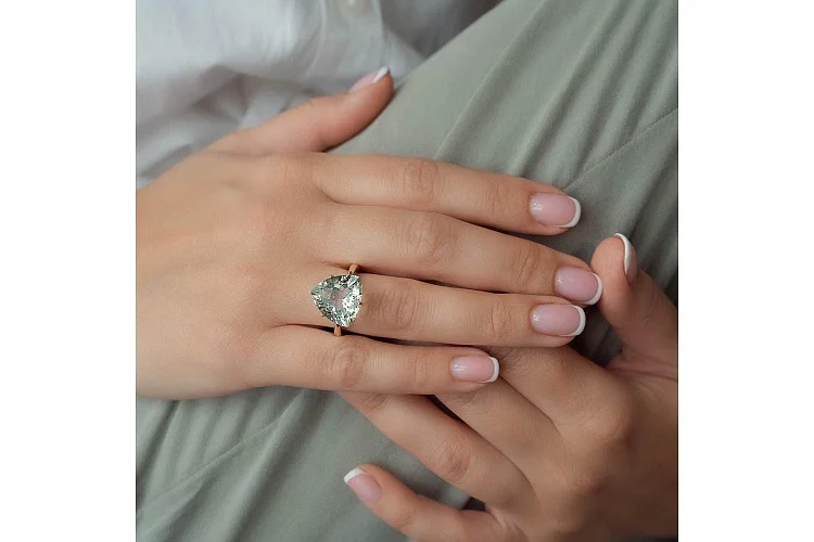 Кольцо из жёлтого золота с аметистом