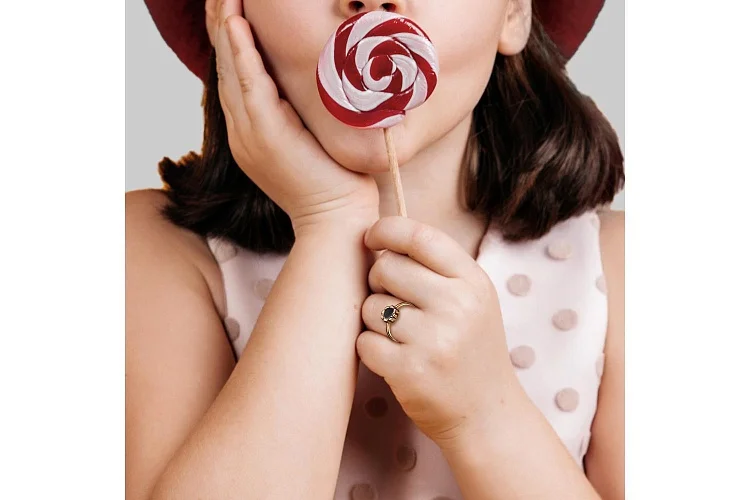 Детское кольцо Цветок из красного золота с ониксом