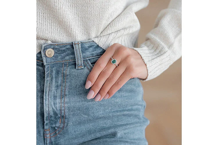 Кольцо из жёлтого золота с изумрудом и 30 фианитами