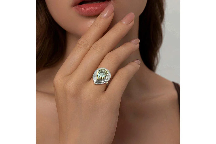 Кольцо из жёлтого золота с аметистом и 246 фианитами