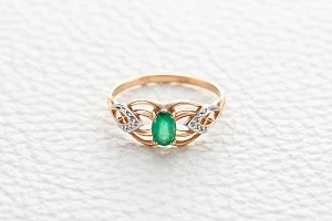 Кольцо из красного золота с изумрудом и 14 бриллиантами