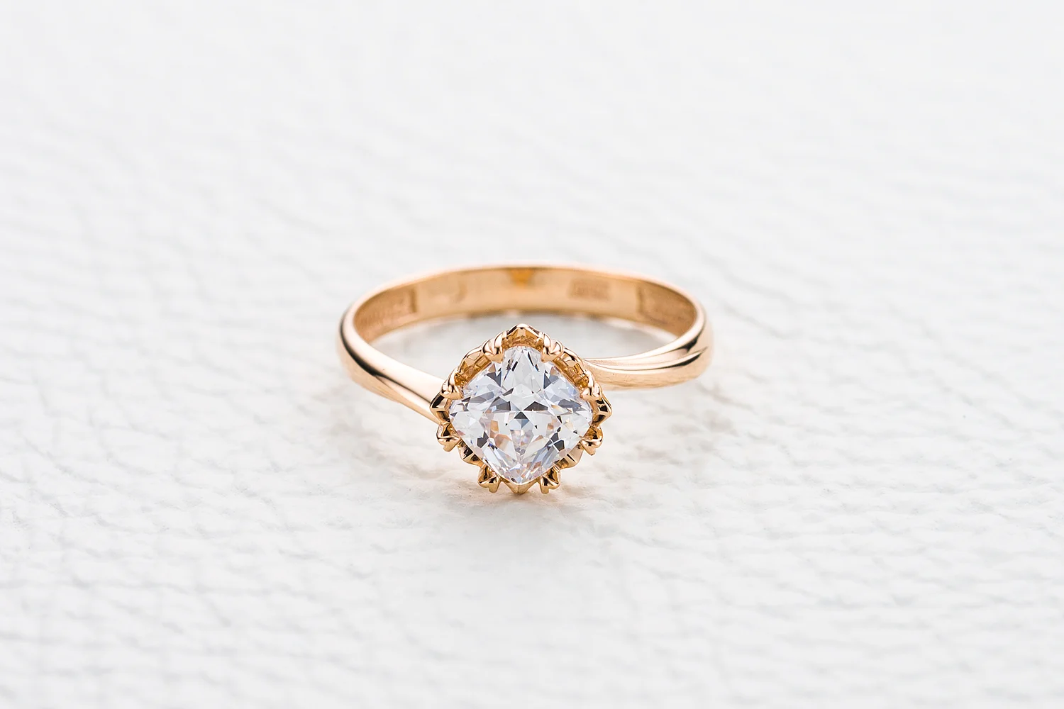 Кольцо из красного золота с кристаллом swarovski
