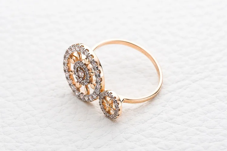 Кольцо Круг из красного золота с 49 фианитами