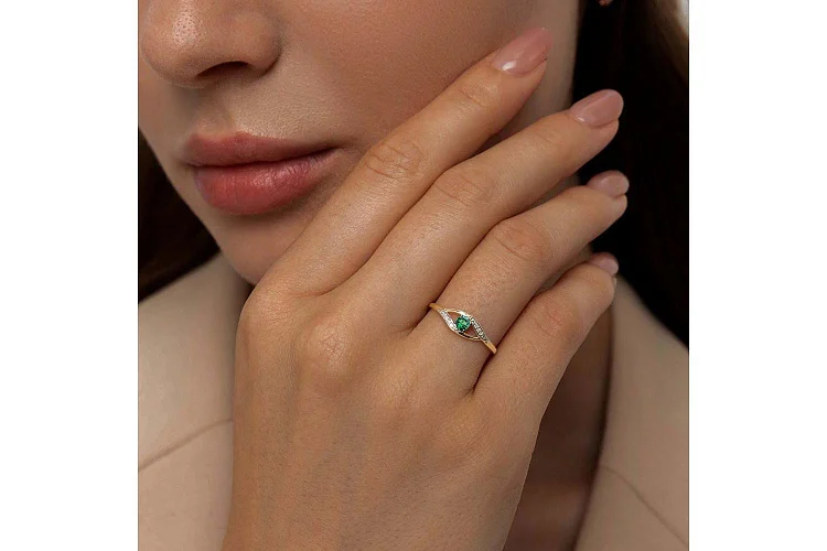 Кольцо из жёлтого золота с изумрудом и 8 бриллиантами