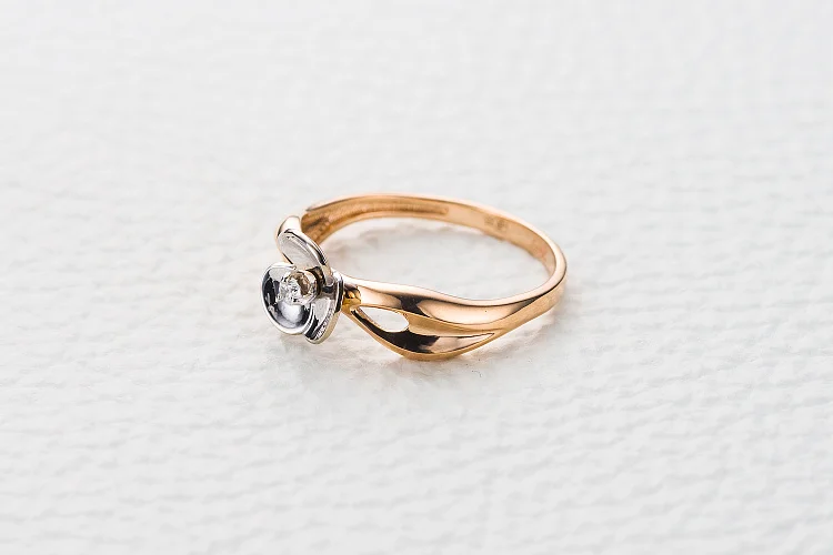 Кольцо Цветок из красного золота с фианитом