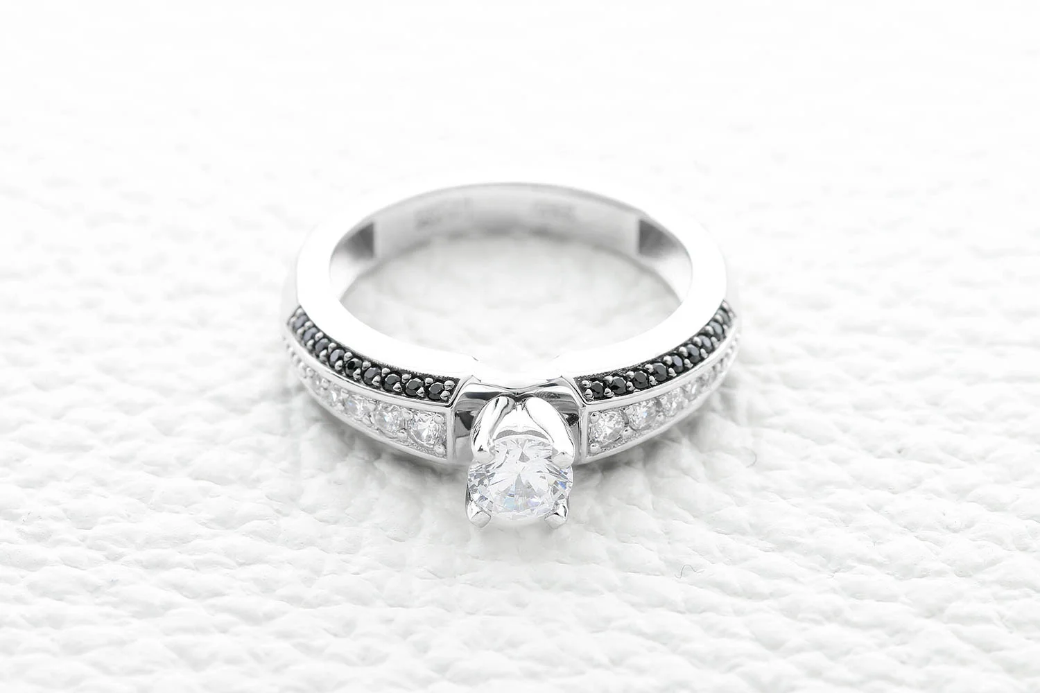 Кольцо из белого золота с кристаллом swarovski и 46 фианитами