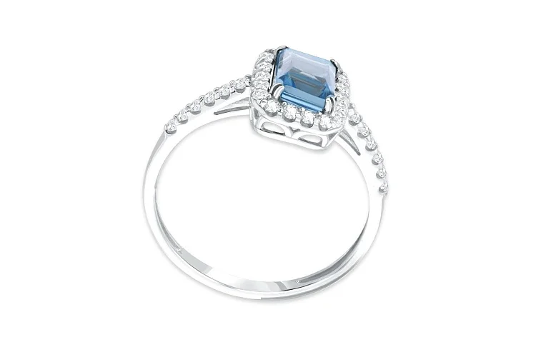 Кольцо из белого золота с топазом swiss и 30 фианитами