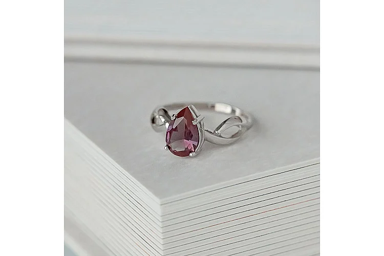 Кольцо из белого золота с александритом