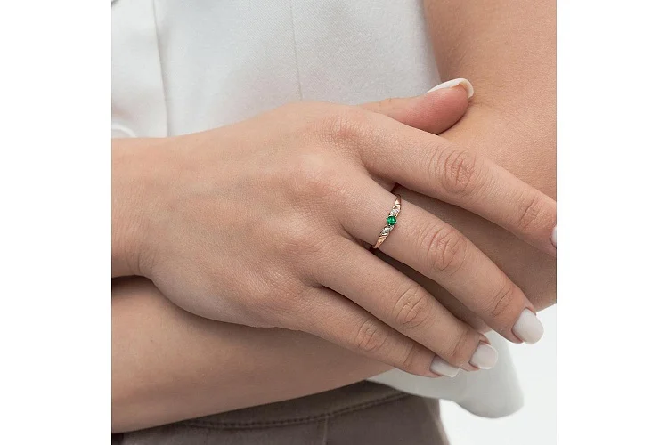 Кольцо из красного золота с изумрудом и 6 бриллиантами