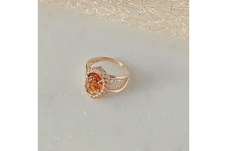 Кольцо из жёлтого золота с янтарём и 37 фианитами