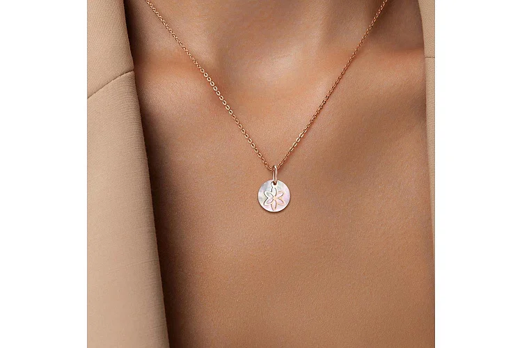 Подвеска Цветок из красного золота с перламутром