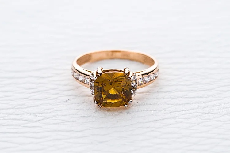 Кольцо из красного золота с султанитом и 14 фианитами