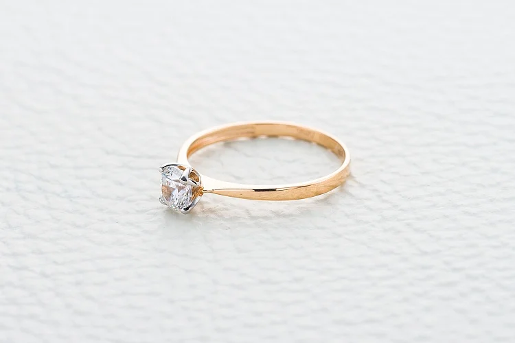 Кольцо из красного золота с кристаллом swarovski