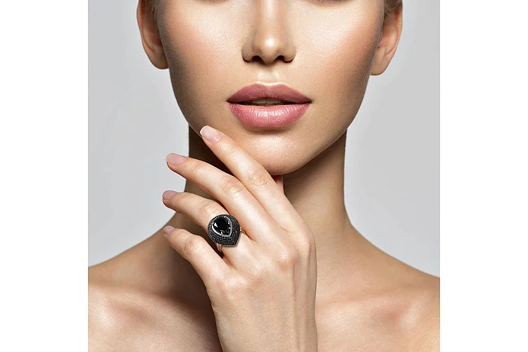 Кольцо из красного золота с агатом и 246 фианитами