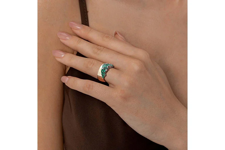 Кольцо из жёлтого золота с 16 изумрудами и 9 бриллиантами