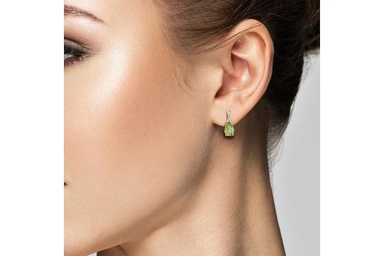 Серьги из красного золота с 2 хризолитами и 6 фианитами