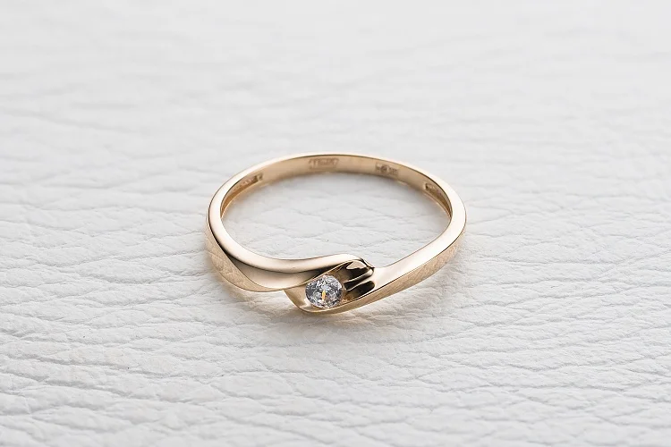 Кольцо из красного золота с фианитом