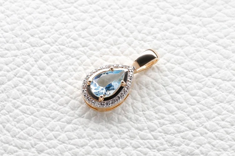 Подвеска из красного золота с топазом sky и 26 фианитами
