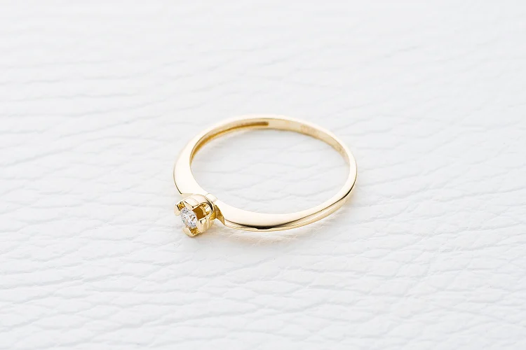 Кольцо из жёлтого золота с бриллиантом