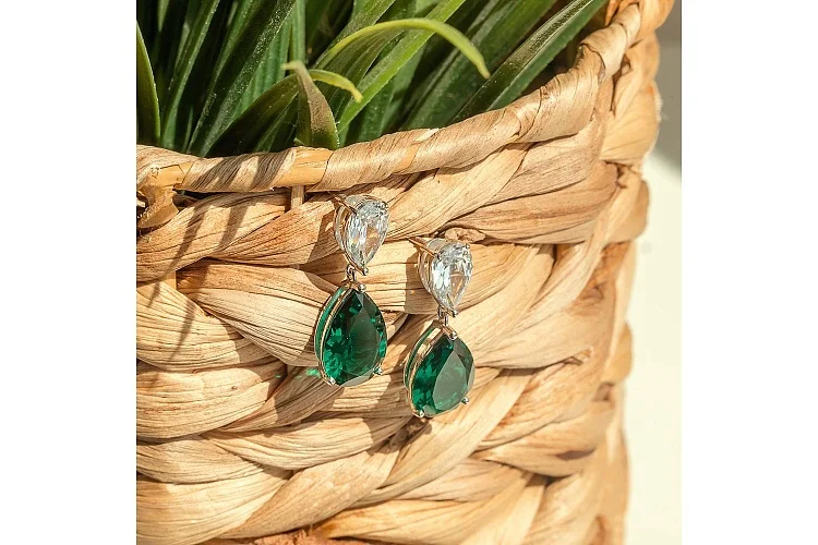 Серьги-пусеты из белого золота с 2 изумрудами и 2 фианитами