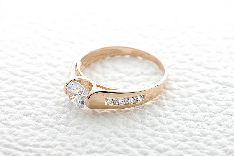 Кольцо из красного золота с 9 кристаллами swarovski