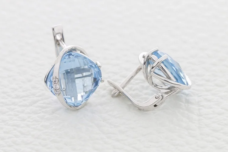 Серьги из белого золота с 2 топазами sky и 6 фианитами
