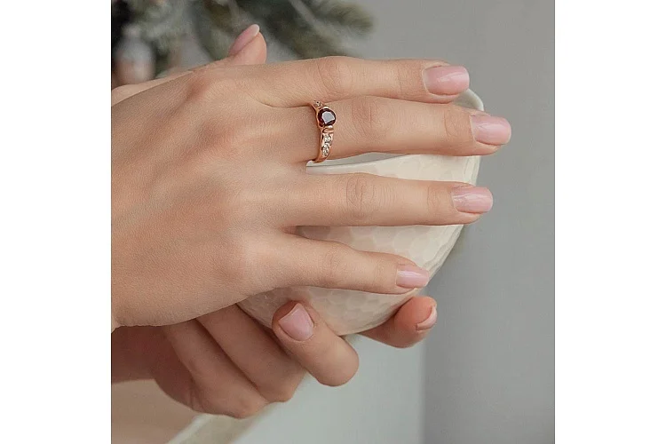 Кольцо из красного золота с гранатом и 8 фианитами