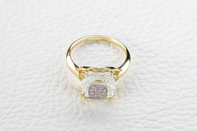 Кольцо из жёлтого золота с аметистом и 14 бриллиантами