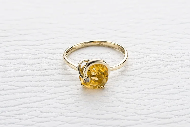 Кольцо из жёлтого золота с цитрином и фианитом