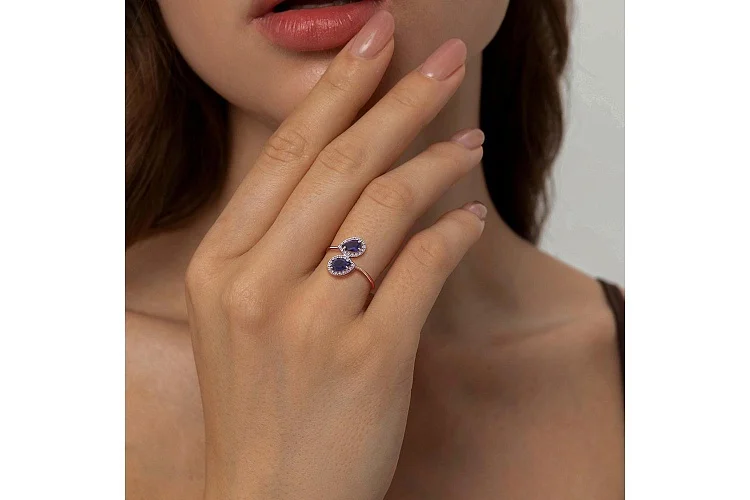 Кольцо из красного золота с 2 иолитами и 32 фианитами