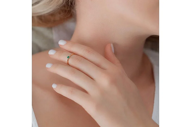 Кольцо из красного золота с изумрудом