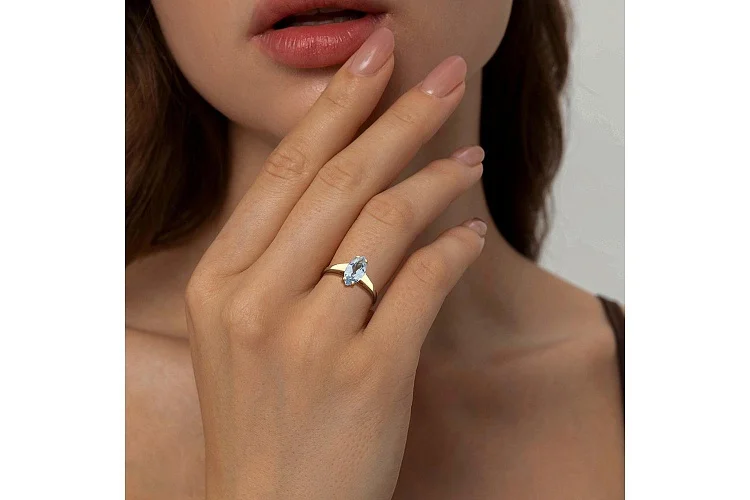 Кольцо из жёлтого золота с топазом sky