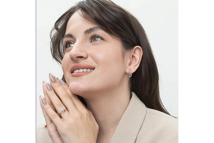 Кольцо из красного золота с топазом лондон и 3 фианитами